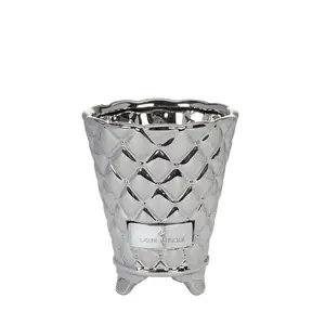 Sølvfarvet skjuler med quiltet design, skinnende finish og lille plade. Står på fire små fødder.