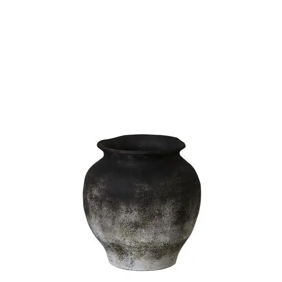 Sort vase med klassisk, rund form og flared åbning. Tekstureret overflade i antik stil.