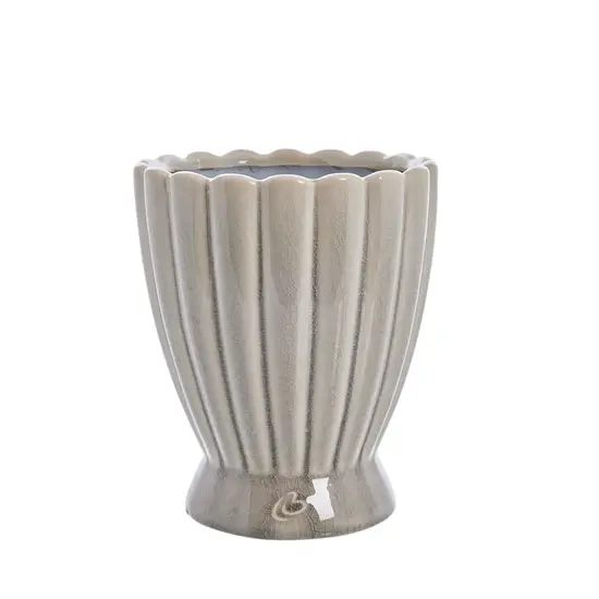 Dekorativ urtepotteskjuler med lodret tekstur og lys beige finish, rund form på smal base.