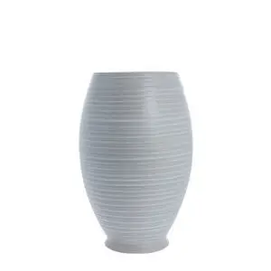 Keramisk vase med rund, aflang form, smal åbning, vandrette riller og lille fod.