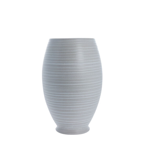Keramisk vase med rund, aflang form, smal åbning, vandrette riller og lille fod.
