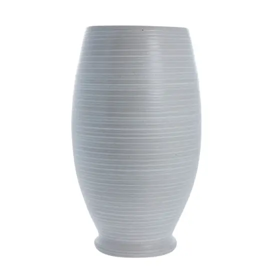 Høj cylinderformet vase med fin vandret ribbet struktur i lys neutral farve. Enkel og elegant design.