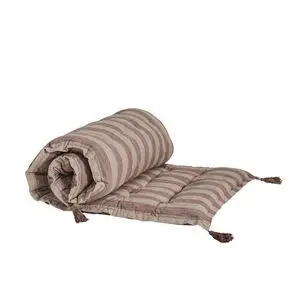 Madras med stribet mønster i jordfarver, quiltet design og kvaster i hjørnerne.