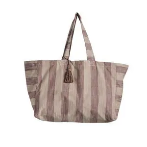 Stribet totebag i to nuancer med kvastdetalje ved håndtag og lange stropper.