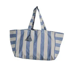 Stribet totebag i blå og sandfarver med to håndtag og en kvast på siden.