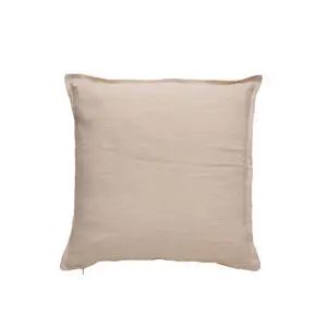 Kvadratisk pudebetræk i lys rosa med synlige sømme langs kanten, minimalistisk design.