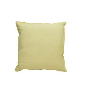 Kvadratisk, ensfarvet gult pudebetræk fra Lene Bjerre, Efina. Enkel og minimalistisk design.