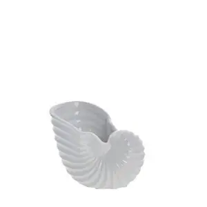 Hvid, glat skjuler med spiraldesign som nautilusskal. Åben top til brug som beholder.