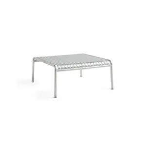 Lavt, rektangulært loungebord med spaltet overflade og fire ben i galvaniseret design.