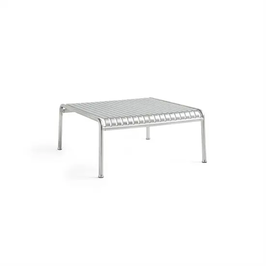 Lavt, rektangulært loungebord med spaltet overflade og fire ben i galvaniseret design.