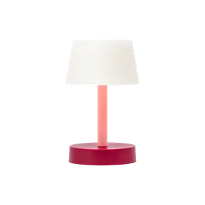 Bordlampe med hvid skærm, lyserød fod og rød base. Elegant og moderne design.