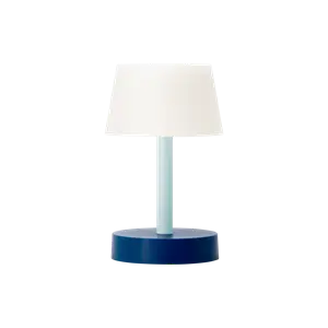 Bordlampen har en rund, blå base, en lyseblå stang, og en hvid, konisk skærm for et moderne look.