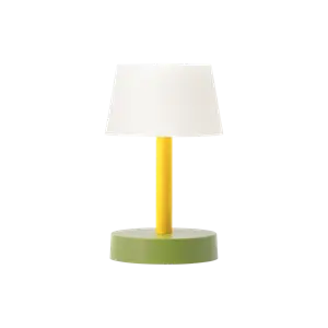 Bordlampen har en grøn base, gul stander og hvid lampeskærm. Enkel og farverig stil.