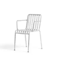 Metalstol med slatted design og armlæn. Moderne, industriel stil fra HAY's Palissade-serie.