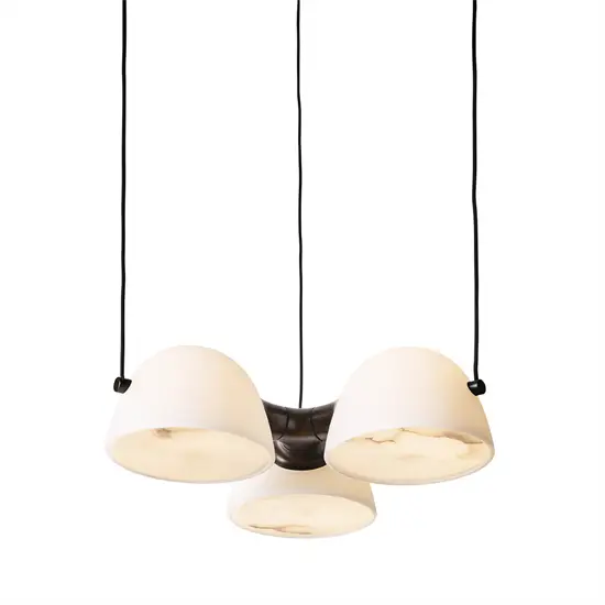 Loftlampe med tre hvide kuppelskærme, hver hængende fra sort ledning, designet til loftophæng.