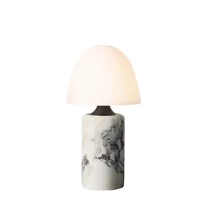 Bordlampe med rund, kuppelformet skærm og cylindrisk marmorbase.