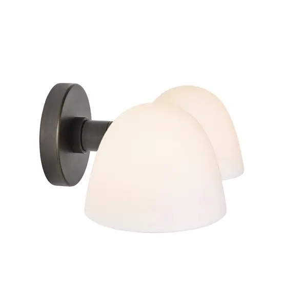 Væglampe med to hvide kuppelskærme og mørk, rund vægmontering. Elegant og minimalistisk design.