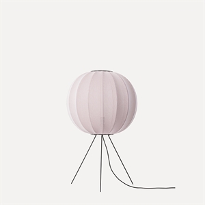 Rund gulvlampe med lyserød stofskærm og minimalistisk design på sort stativ.