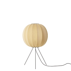 Gulvlampe med rundt, plisseret design i lys farve på trebenet stand, kaldet "Knit-Wit 60 Sunrise".