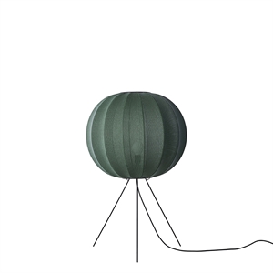 Gulvlampe med rund skærm i Tweed Green, stående på tre slanke ben med en lang sort ledning.