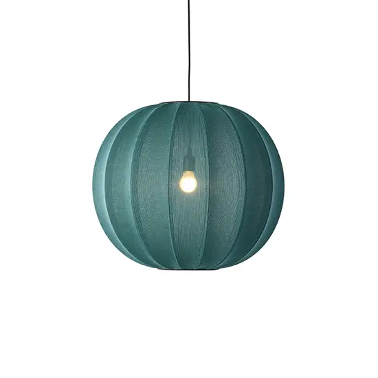 Rund pendellampe i "Tweed Green" med lodrette striber og synlig pære indeni.