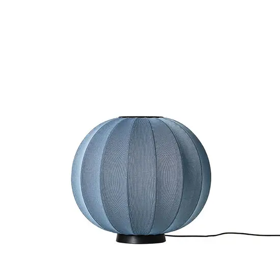 Rund lampe med strikket blå overflade, diameter 60 cm, på sort base.