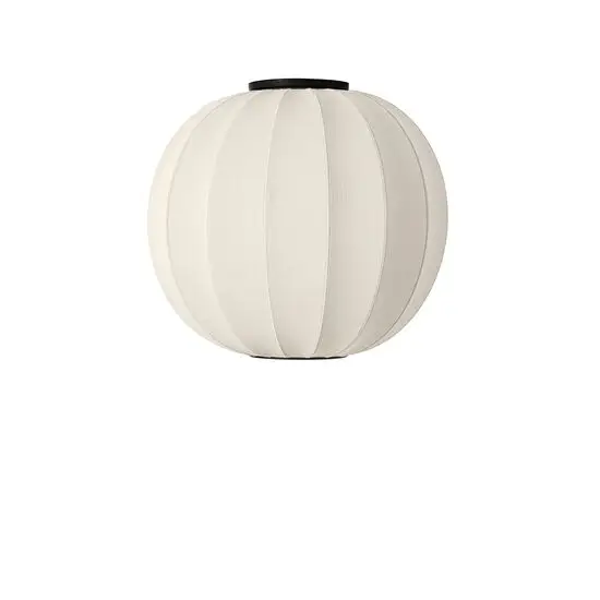 Rund, perlehvid loftlampe med ribbet tekstur og sort top.