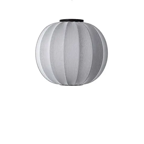 Rund sølv loftlampe med lodrette striber og sort base.