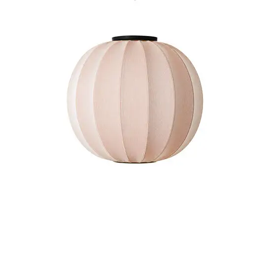 Rund loftlampe i sandsten med tekstureret overflade og sort kant øverst.