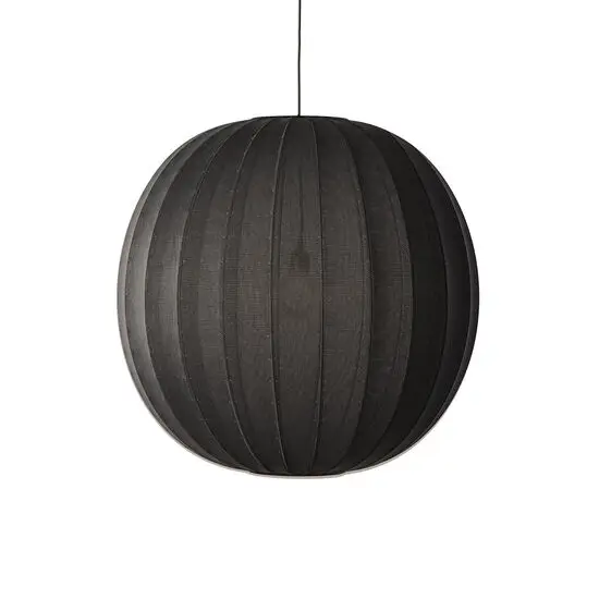 Sort rund pendellampe med strikket mønster, glat overflade, hænger fra ledning, minimalistisk stil.