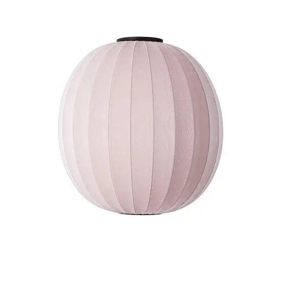 Rund loftlampe i lys pink med strikket tekstur og stribet mønster.