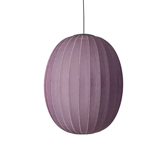 Oval pendellampe i burgunder med strikkede detaljer, hængende fra loftet.