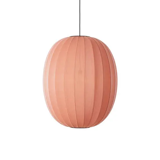 Oval koral pendel lampe med strikket overflade, hænger fra ledning. Moderne og unik stil.
