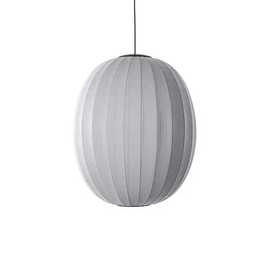 Høj oval pendellampe i sølvfarve med strikket overflade, moderne design til alsidige rum.
