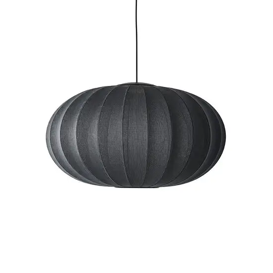 Sort oval pendellampe med tekstureret overflade, hænger fra en ledning til loftmontering.