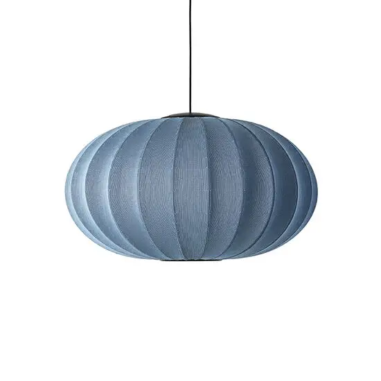 Oval blå pendel lampe med strikket tekstur og LED-lys, hænger fra en sort ledning.