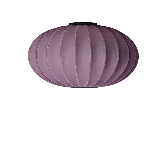 Oval burgunder lampe med strikket overflade, kan bruges som loft- eller væglampe.