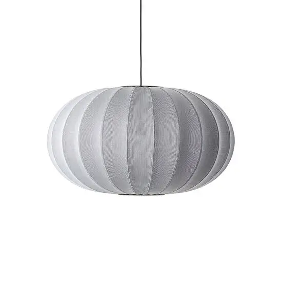 Oval lampe med strikket tekstur, sølvfarvet og enkel, hænger fra loftet i en ledning.