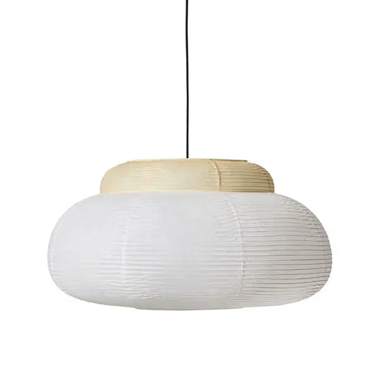Rund pendellampe i blød gul og hvid, Ø80 cm, højde 41 cm, med tekstureret overflade.