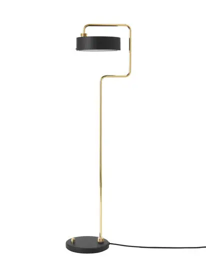 Slank gulvlampe i dyb sort med guldstand og vinkler. Moderne og elegant design.