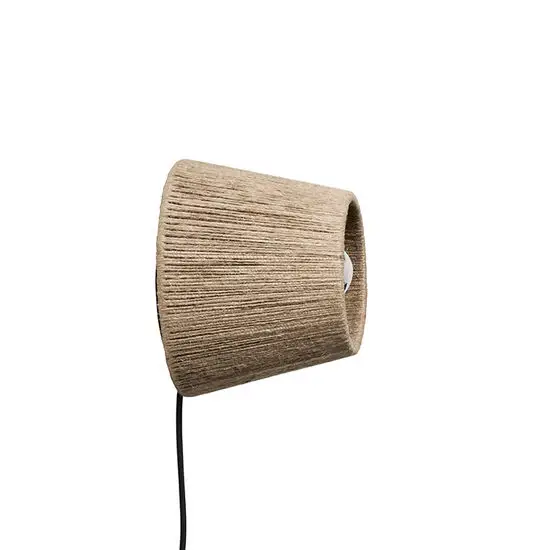 Væglampe med lukket juteskærm og sort ledning. Minimalistisk design inspireret af 1920\'erne.