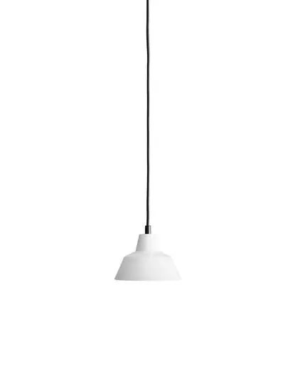 Pendellampe med mat hvid skålformet skærm og sort ledning. Enkel og moderne stil.