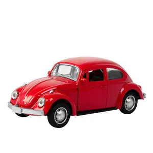 Rød modelbil, der ligner en klassisk Volkswagen Beetle med forlygter og vinduer.