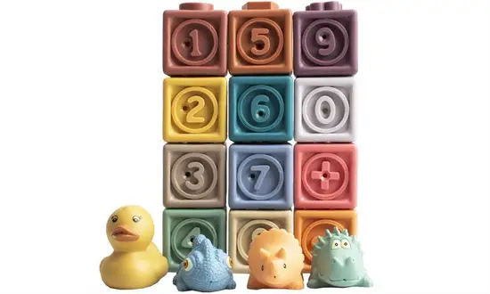 12 farverige klodser med tal og 4 dyrefigurer i blå, pink, gul og grøn. Klodser og figurer til leg.
