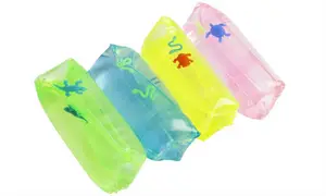 Fire farverige vandpølser: grøn, blå, gul, pink. Hver indeholder små plastikfigurer indeni.