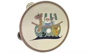 Hvid tamburin med illustration af Noahs Ark, dyr og en menneskefigur. Metalbjælder på siden.