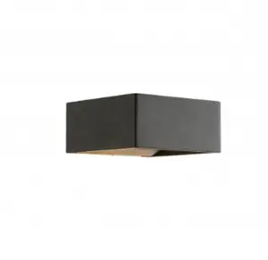 Udendørslampe med minimalistisk design, rektangulær form og mat sort finish.