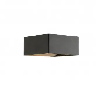 Udendørslampe med minimalistisk design, rektangulær form og mat sort finish.