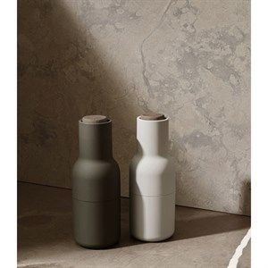 Image of Menu - Bottle Grinder - Jagtgrøn/Beige med låg i valnød - 2 stk.
