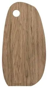 Stort skærebræt med uregelmæssig form, afrundede kanter og tydelig træstruktur, hul i hjørnet.